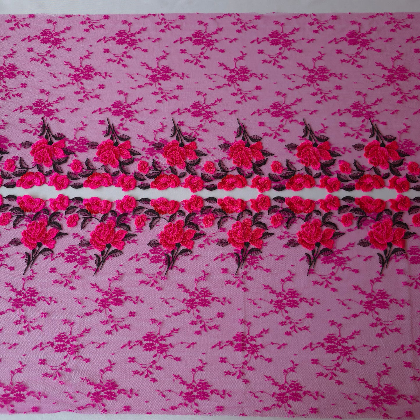 2026-56 extra breed, fuchsia tule kant met ingeweven bloemetje en geborduurde rozen in fluor roze en rood
