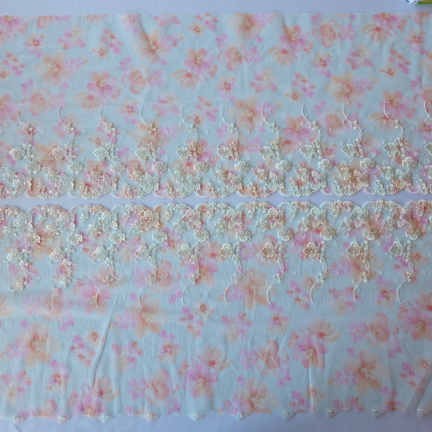 2026-57 tulekant met print in pastel kleuren voorzien van wit borduursel met zilverkleurige lurex draad