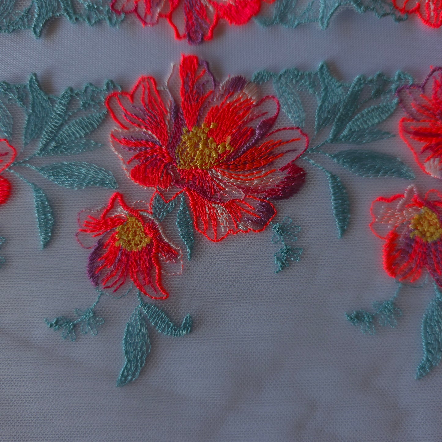 2026-59 ecru tule kant met geborduurde bloemen in neon oranjeroze en sage