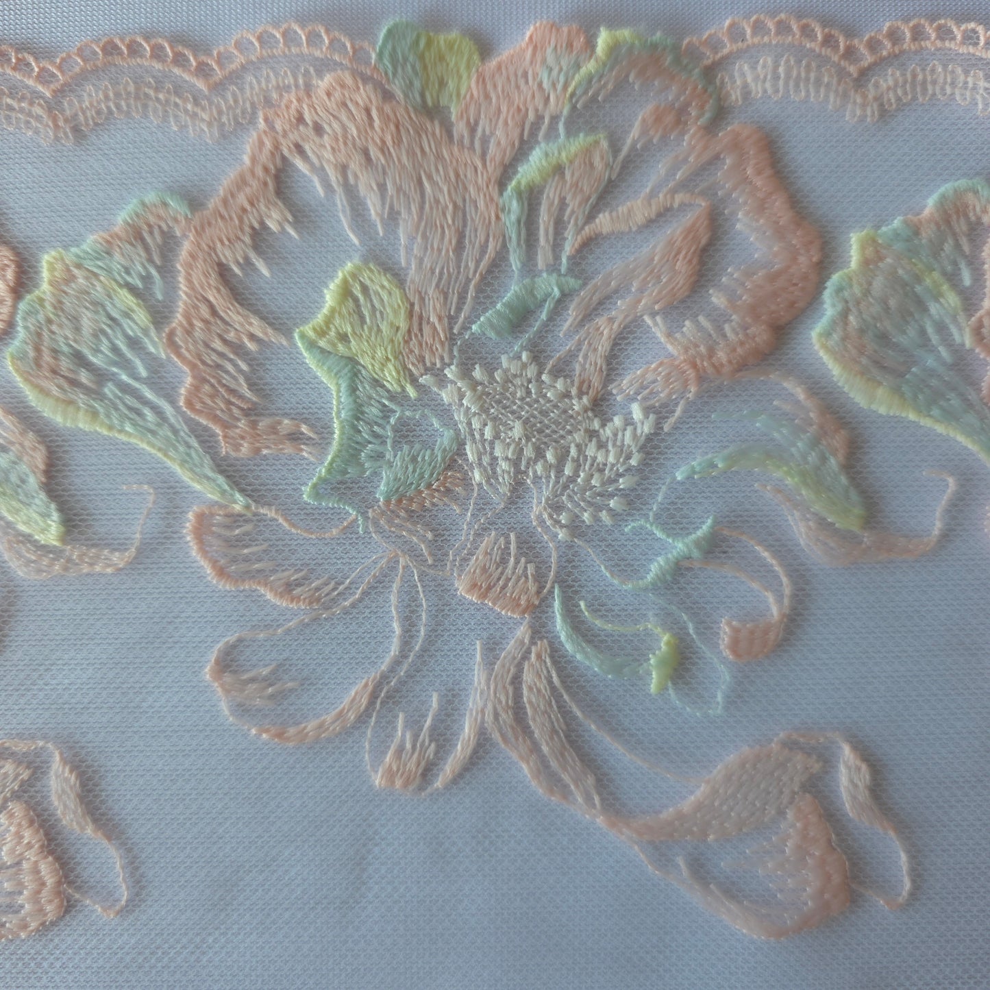 2026-63 wit tule kant met grote pastel kleurige bloemen
