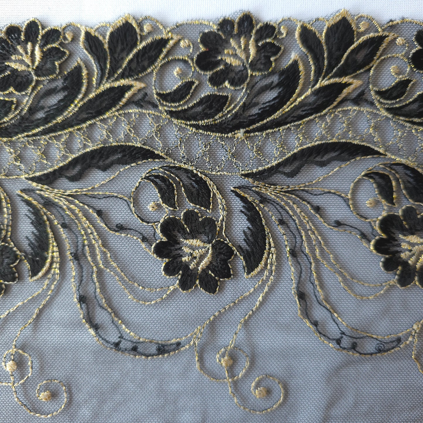 2026-66 zwart tule kant met geborduurde bloemen voorzien van goudkleurig lurex draad