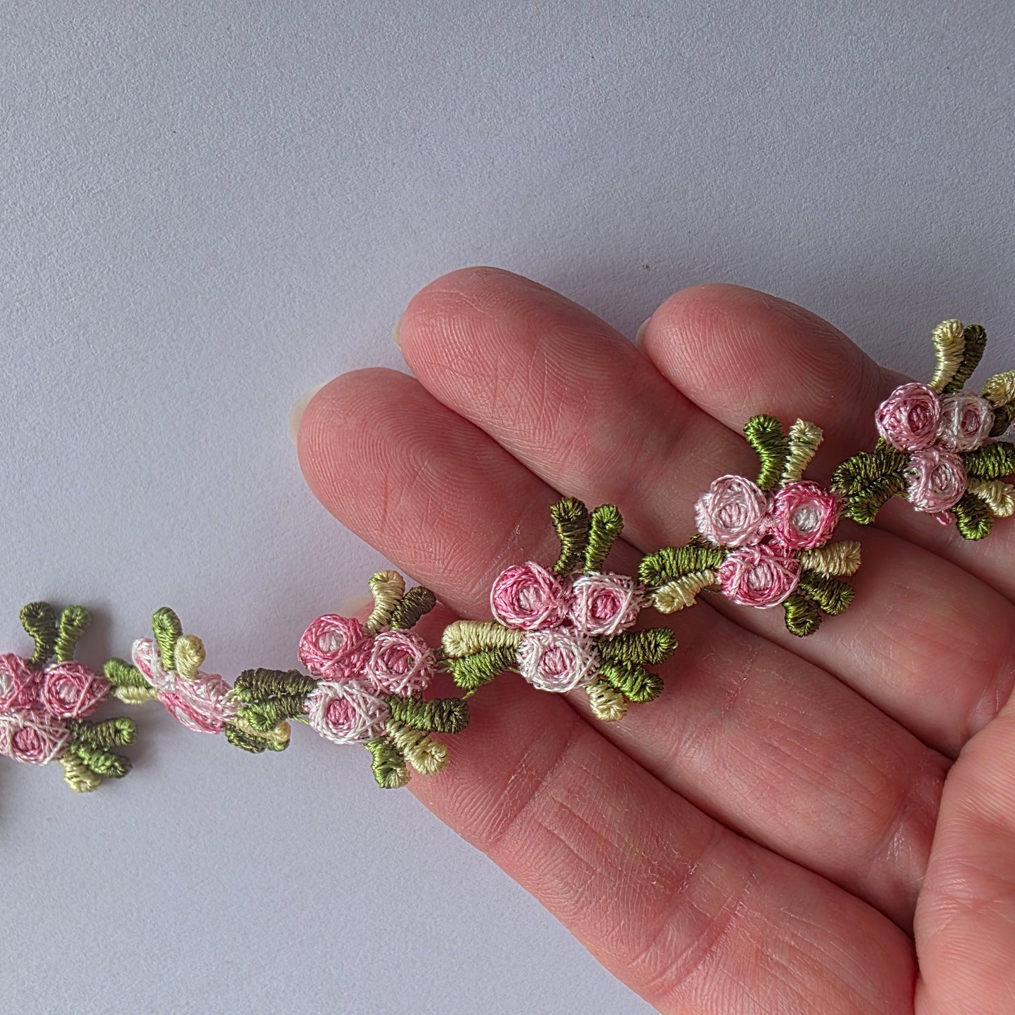 Guipure kantje met bloemetjes in roze en groen tinten