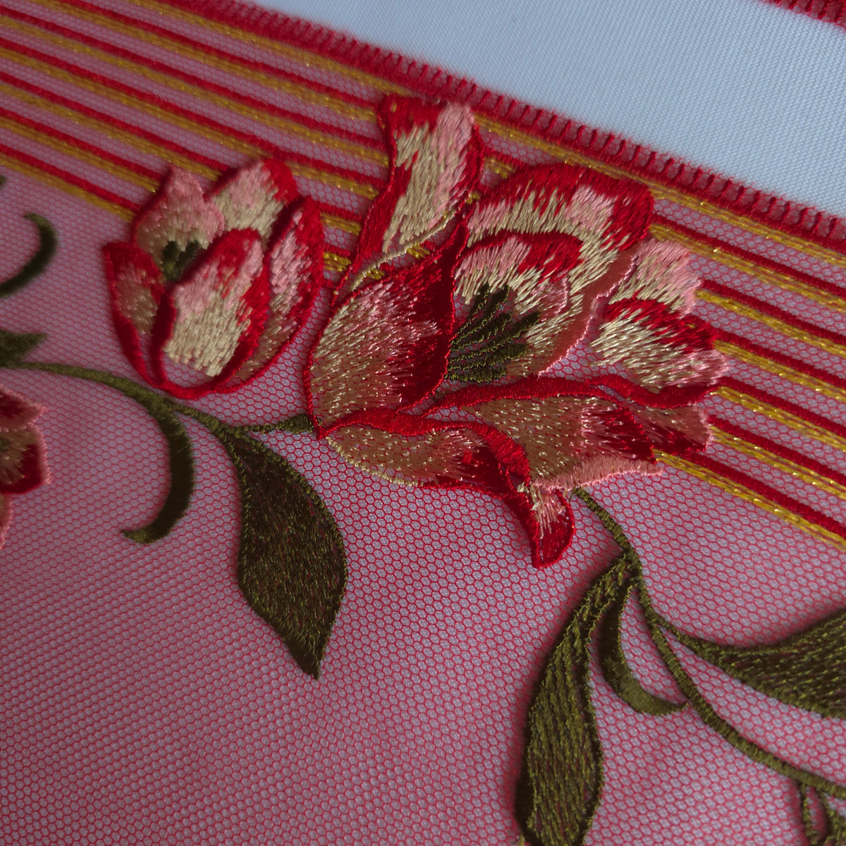 2026-111 rood tulekant met geborduurde tulpen voorzien van goudkleurig lurex draad