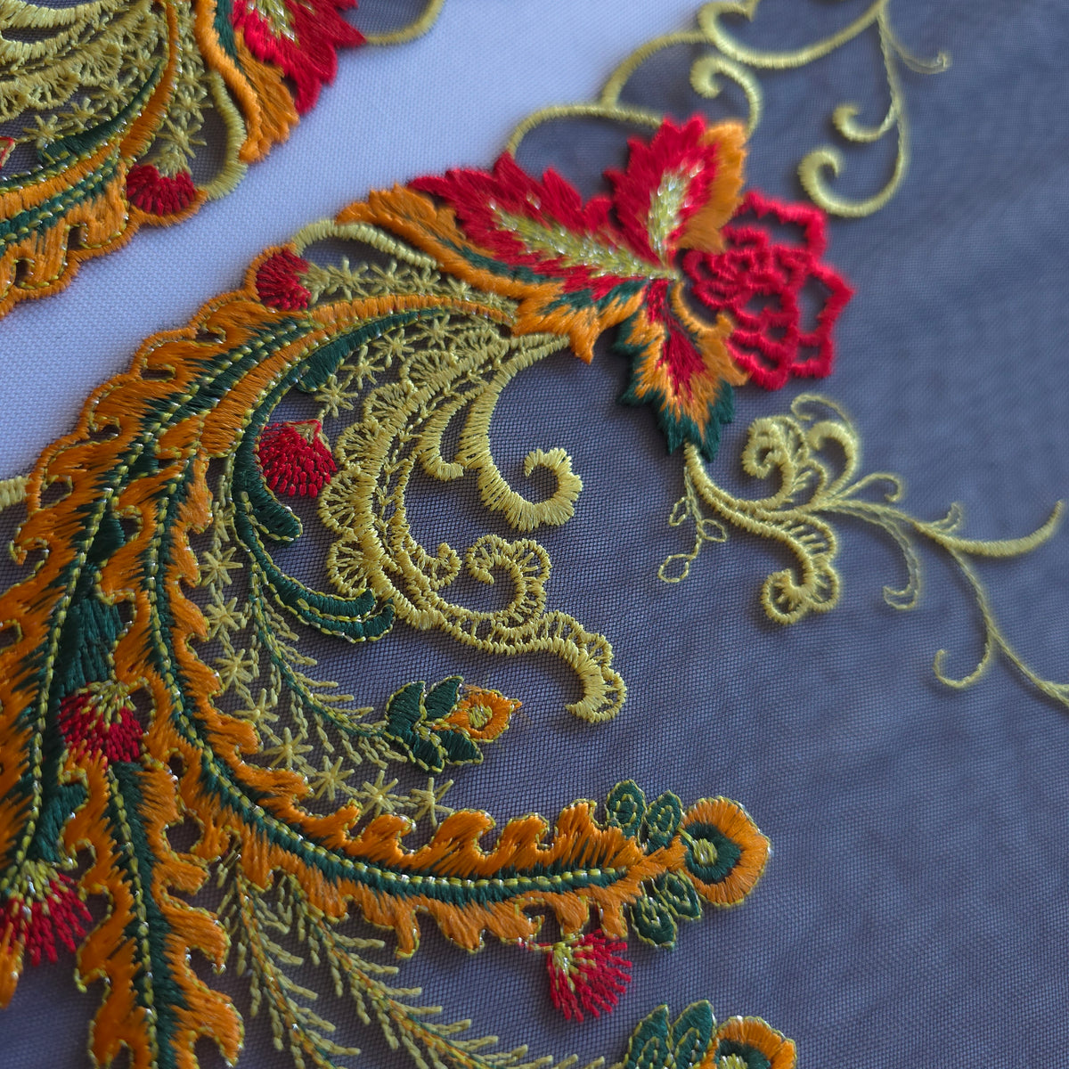 2026-113 zwart tulekant met Chinees tafereel in bonte kleuren voorzien van goudkleurig lurex draad