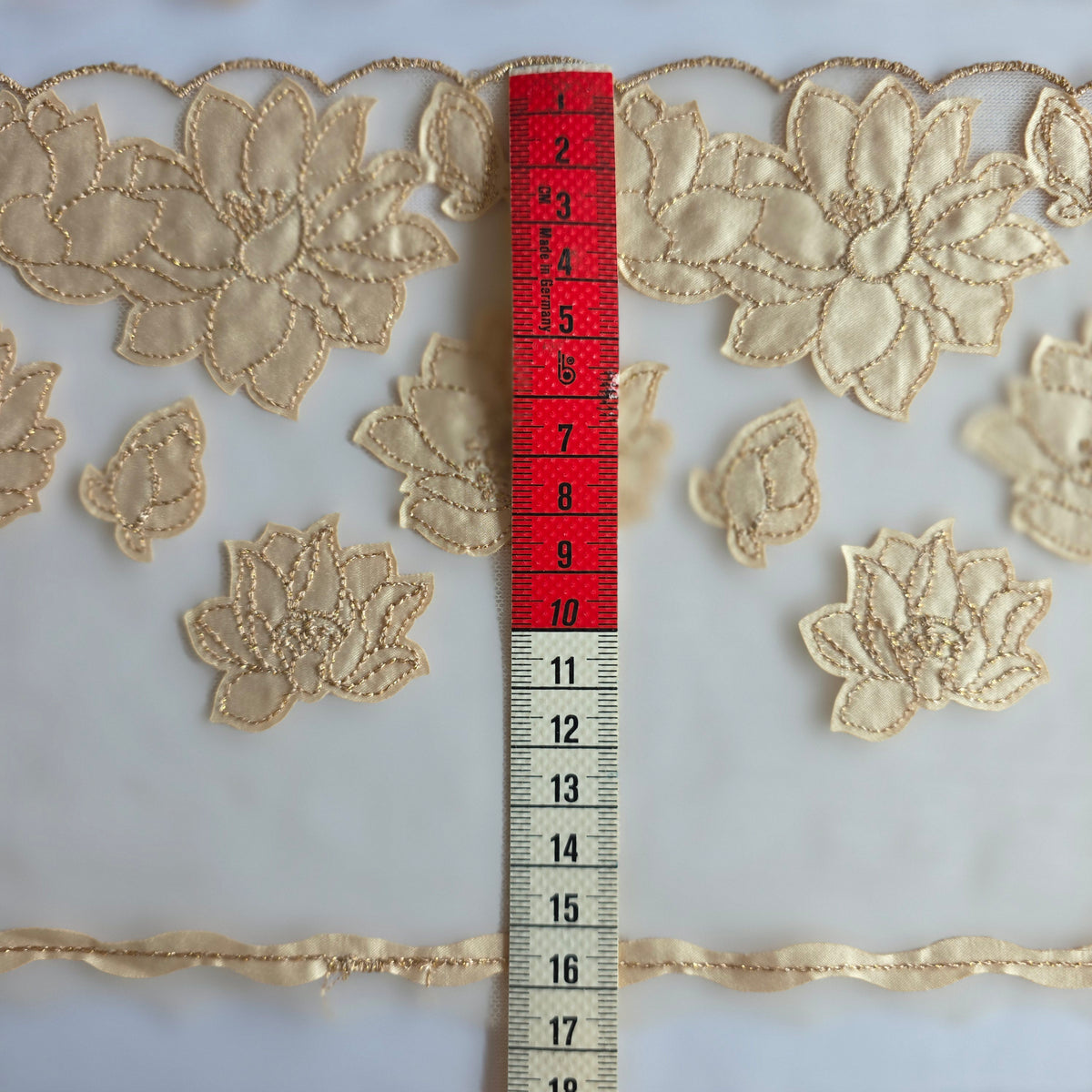 2026-120 champagne tulekant met satijnen lelie appliquaties voorzien van champagne goud lurex draad