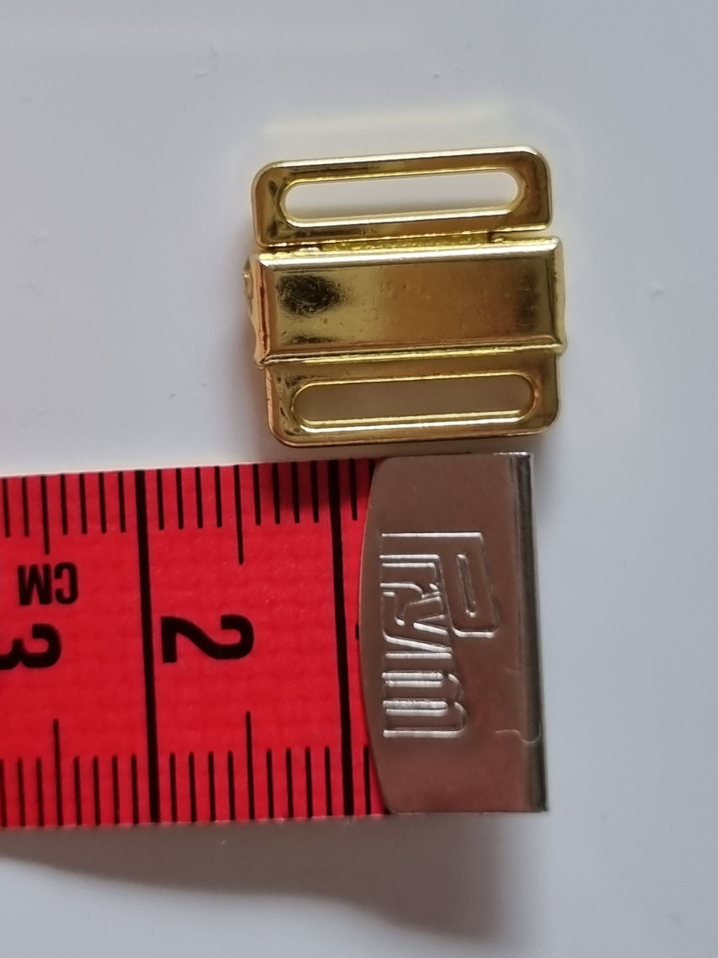 Metalen mini sluitingen met opening van 12mm hoog.