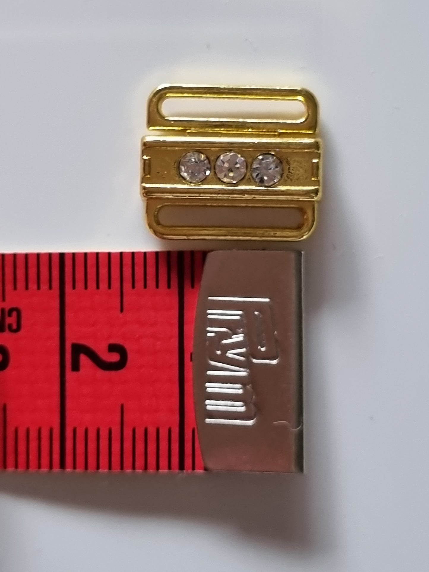 Metalen mini sluitingen met opening van 12mm hoog.