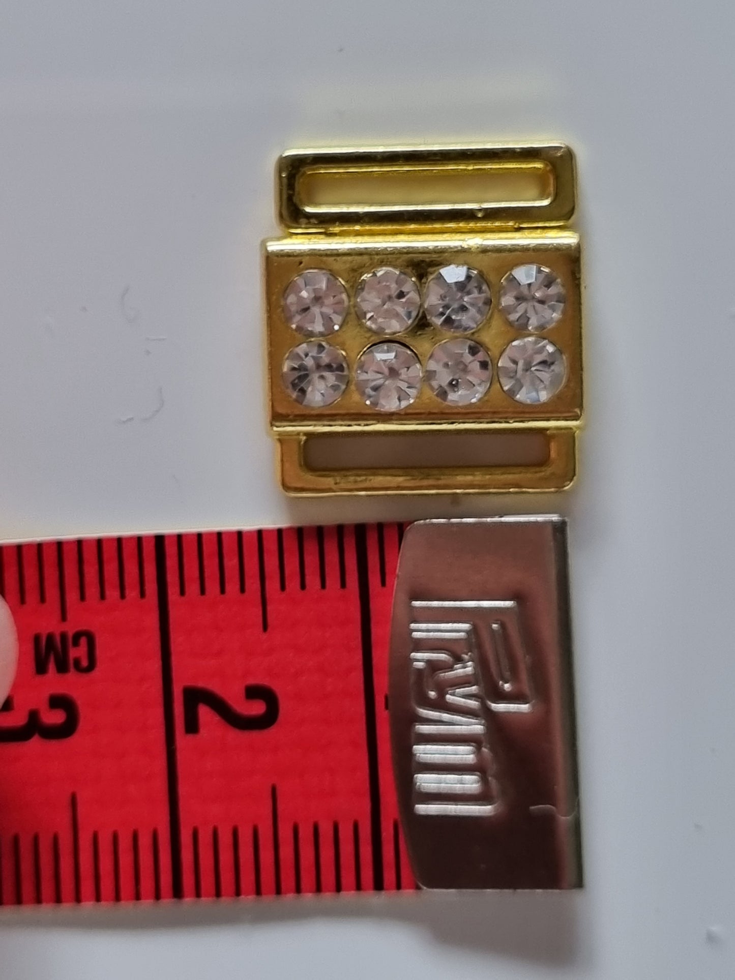 Metalen mini sluitingen met opening van 12mm hoog.