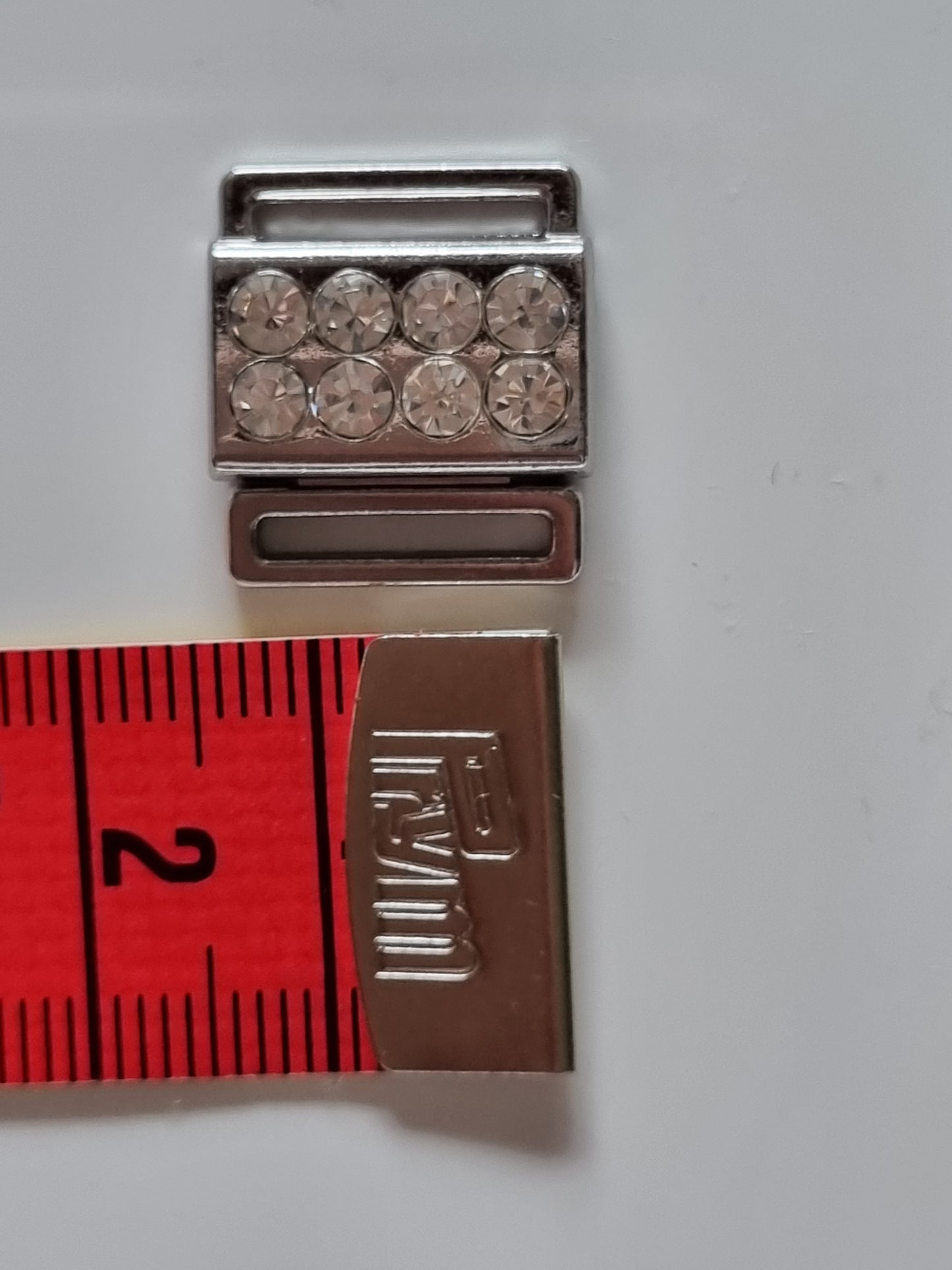 Metalen mini sluitingen met opening van 12mm hoog.