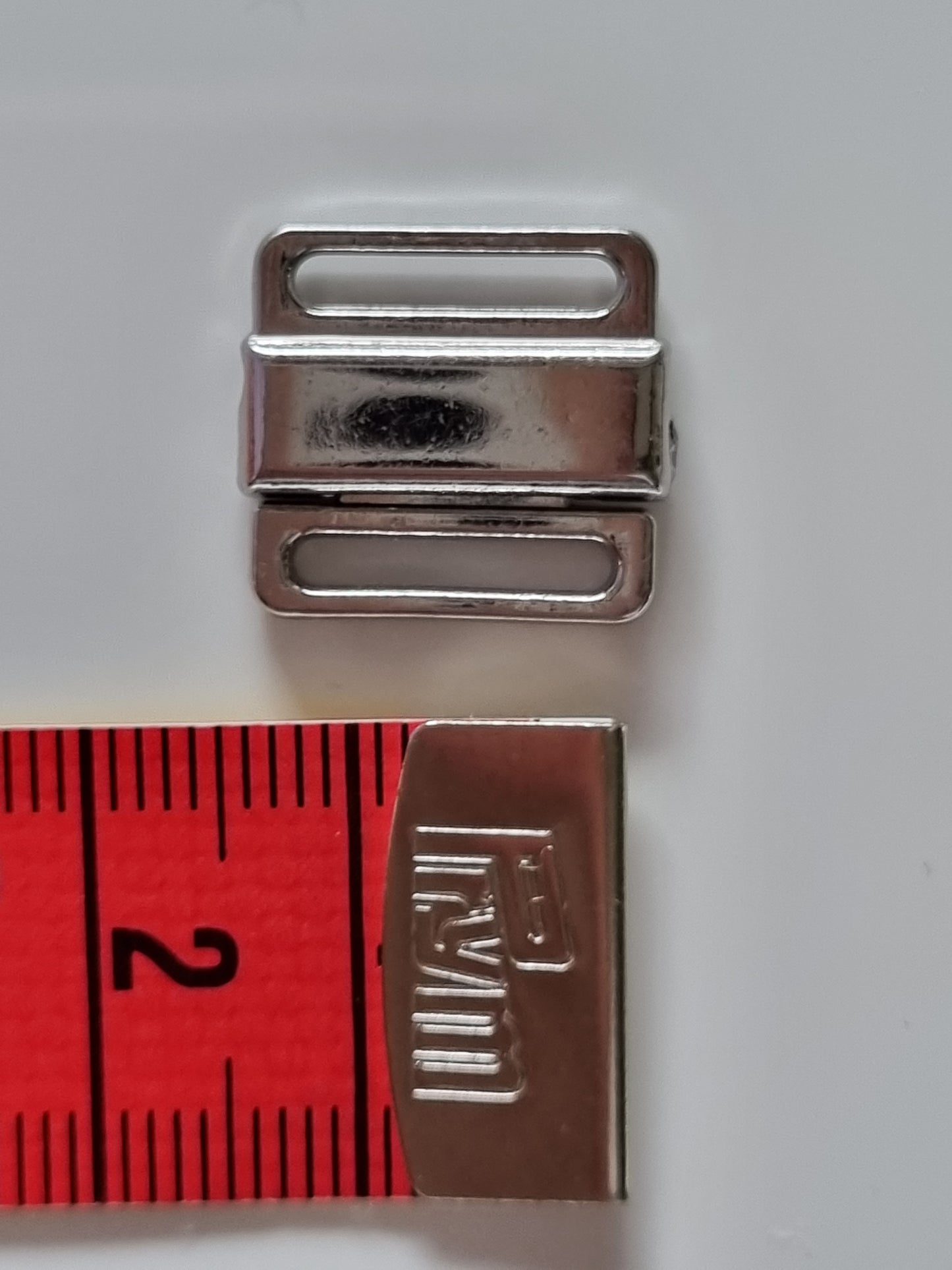 Metalen mini sluitingen met opening van 12mm hoog.