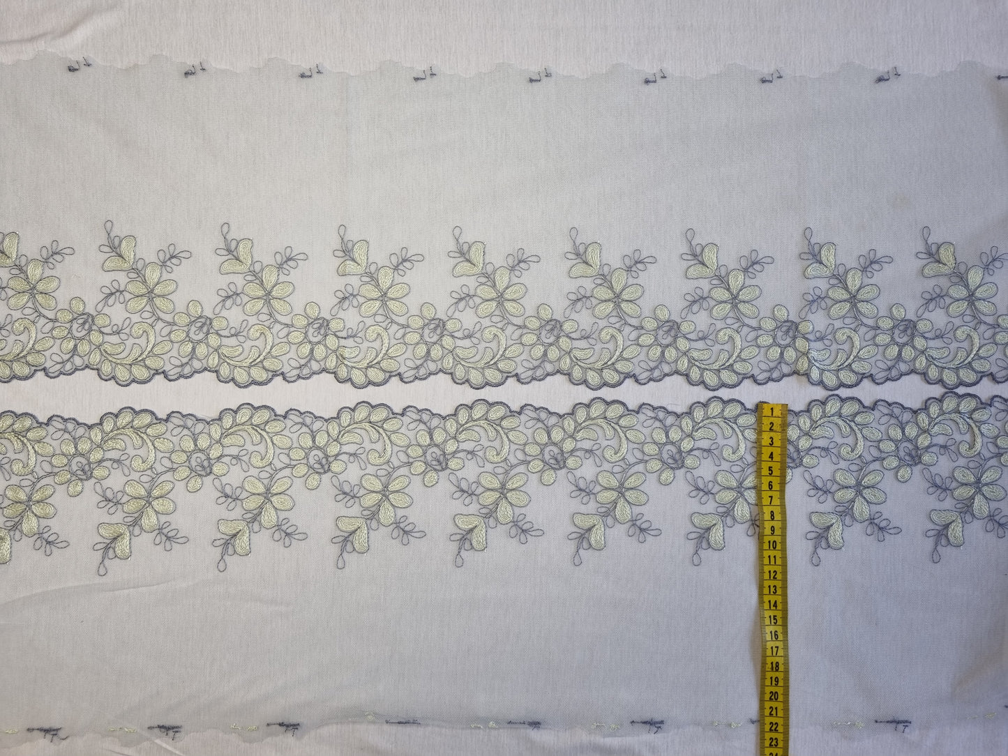 Mint kleurig tule kant met abstract botanisch borduursel
