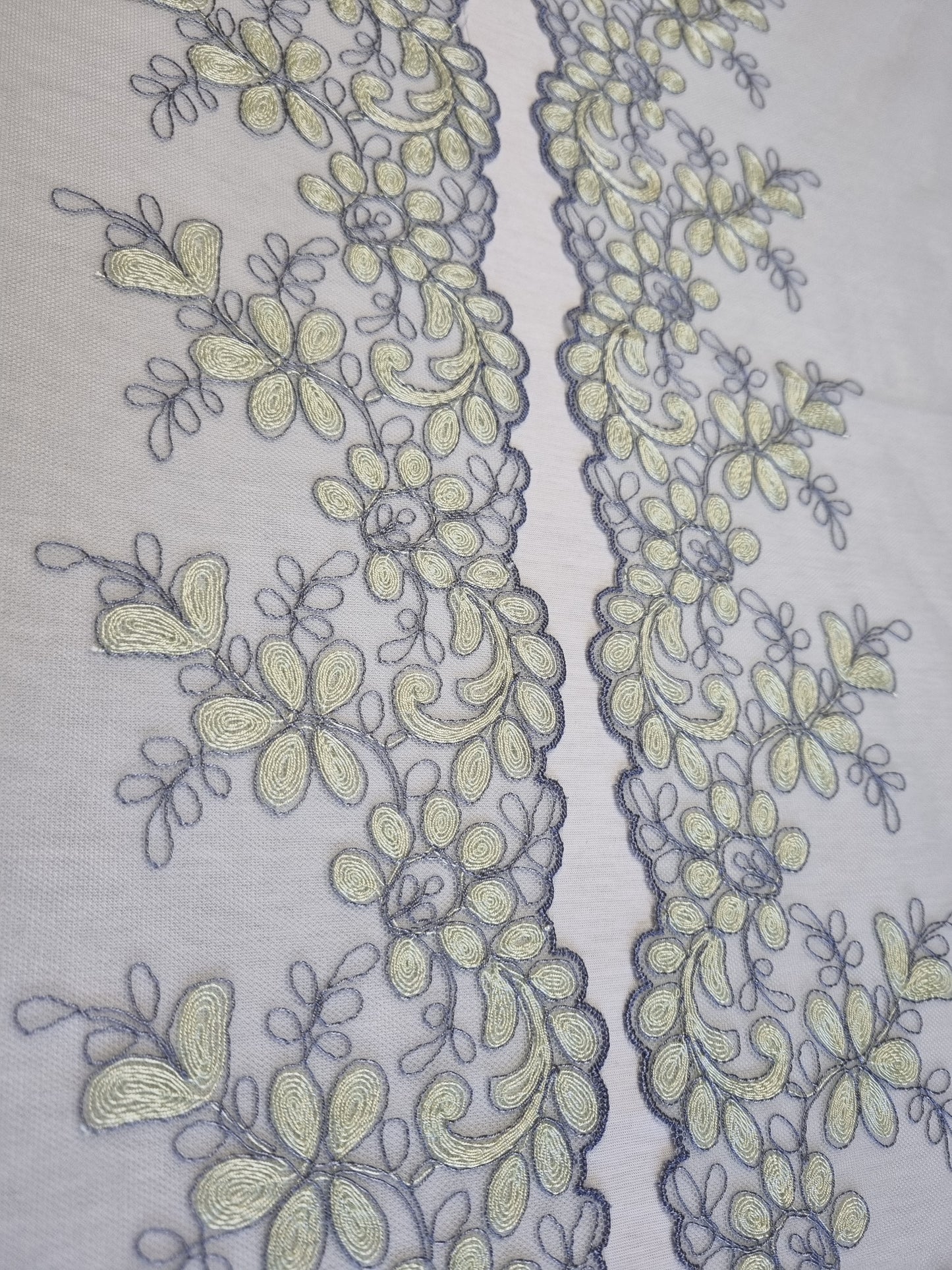 Mint kleurig tule kant met abstract botanisch borduursel