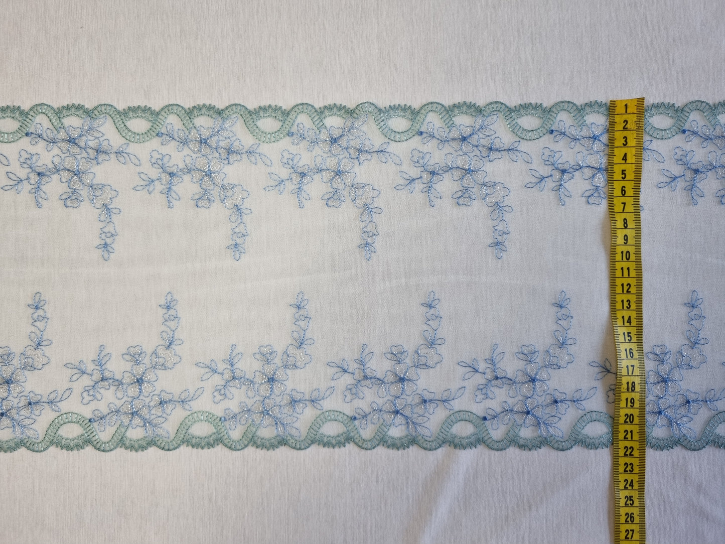 Mint kleurig tule kant met borduursel van bloemen