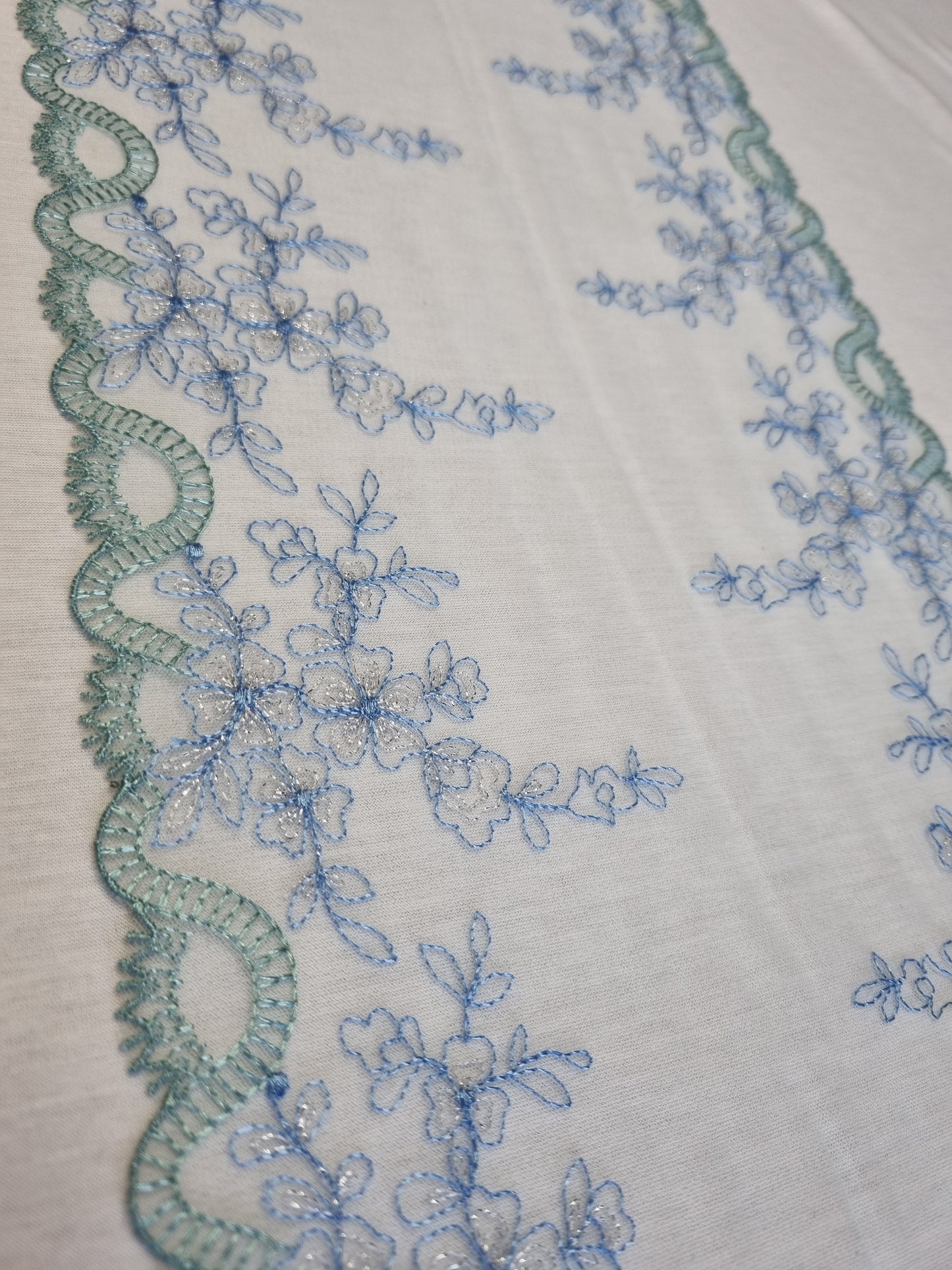 Mint kleurig tule kant met borduursel van bloemen