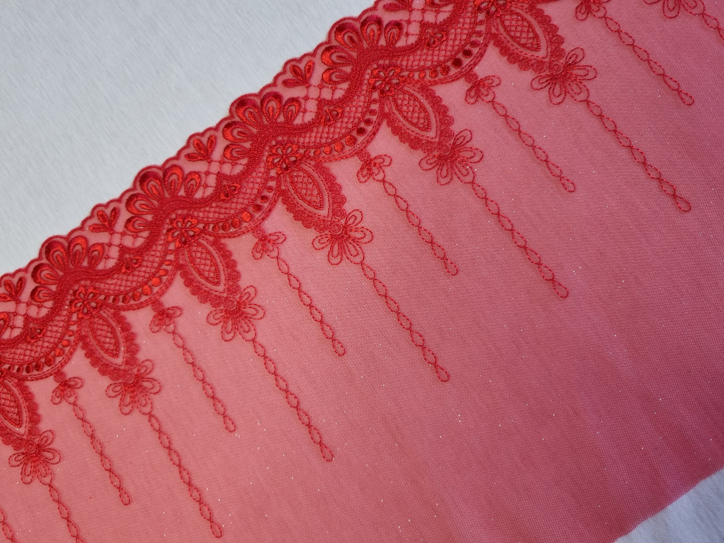 Rood geborduurd, tule kant met zilver kleurig glittertje
