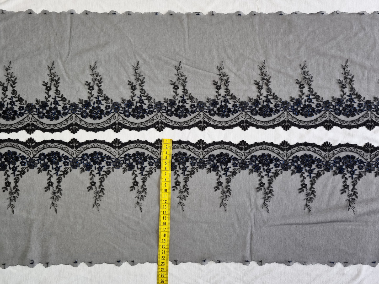 Luxe sexy, zwart tule kant met bijzonder bloemen borduursel.