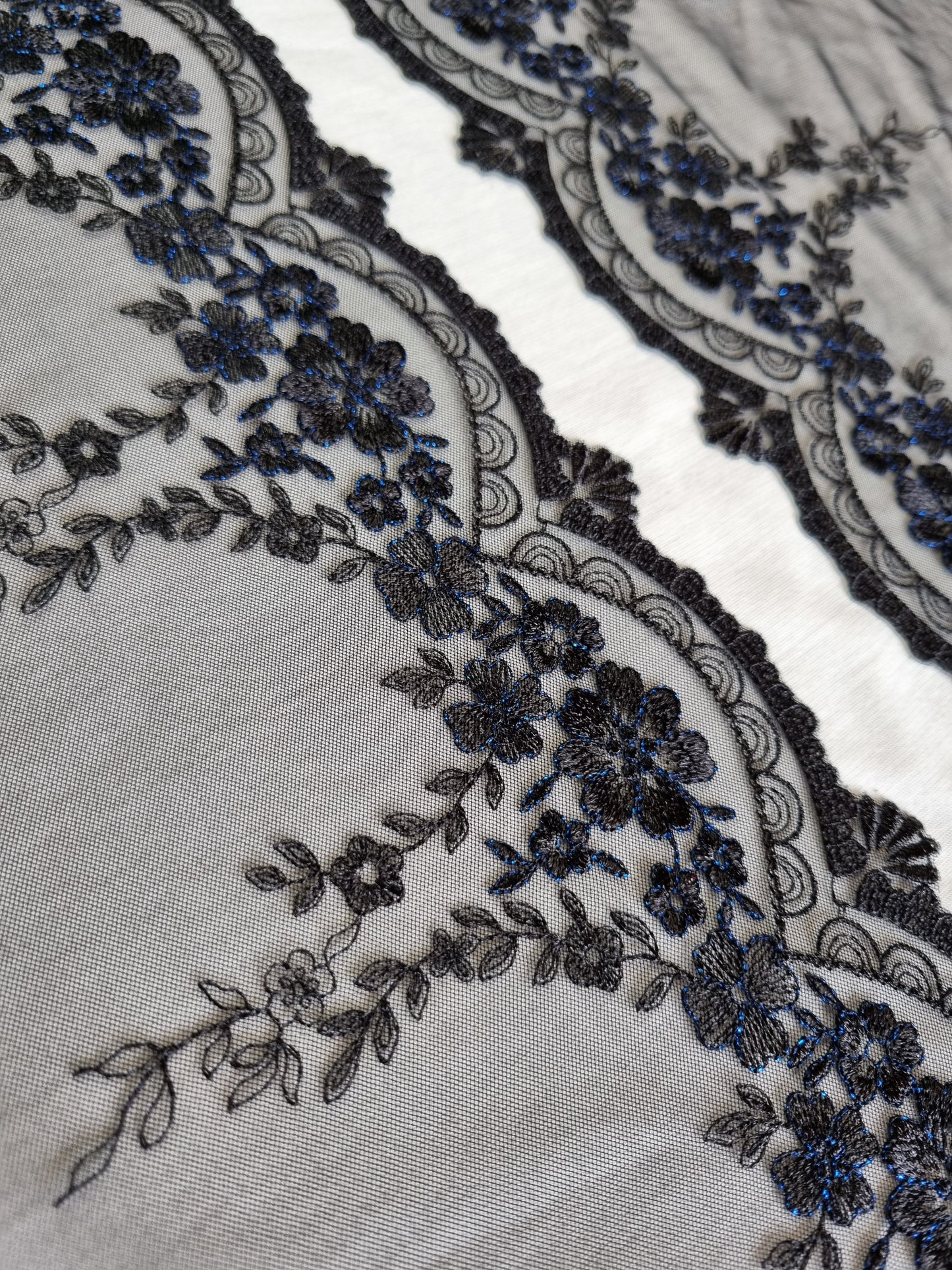 Luxe sexy, zwart tule kant met bijzonder bloemen borduursel.