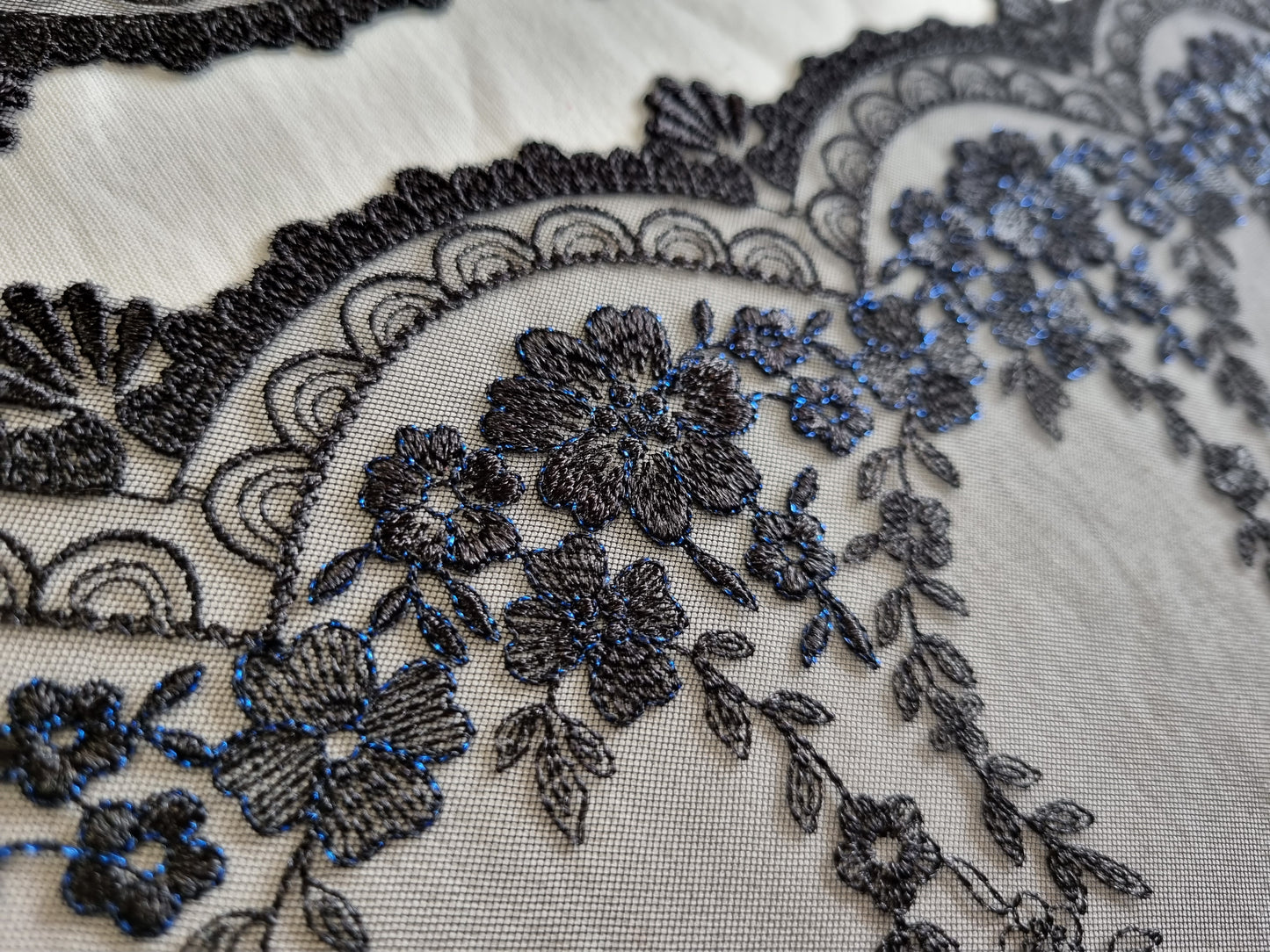 Luxe sexy, zwart tule kant met bijzonder bloemen borduursel.