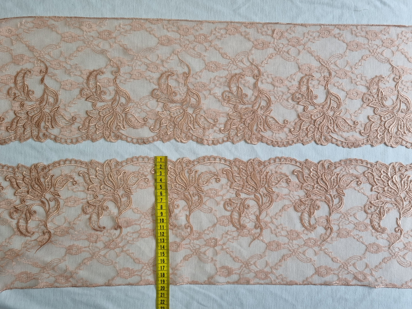 Latte kleurig bloemen tule met geborduurde bloemen