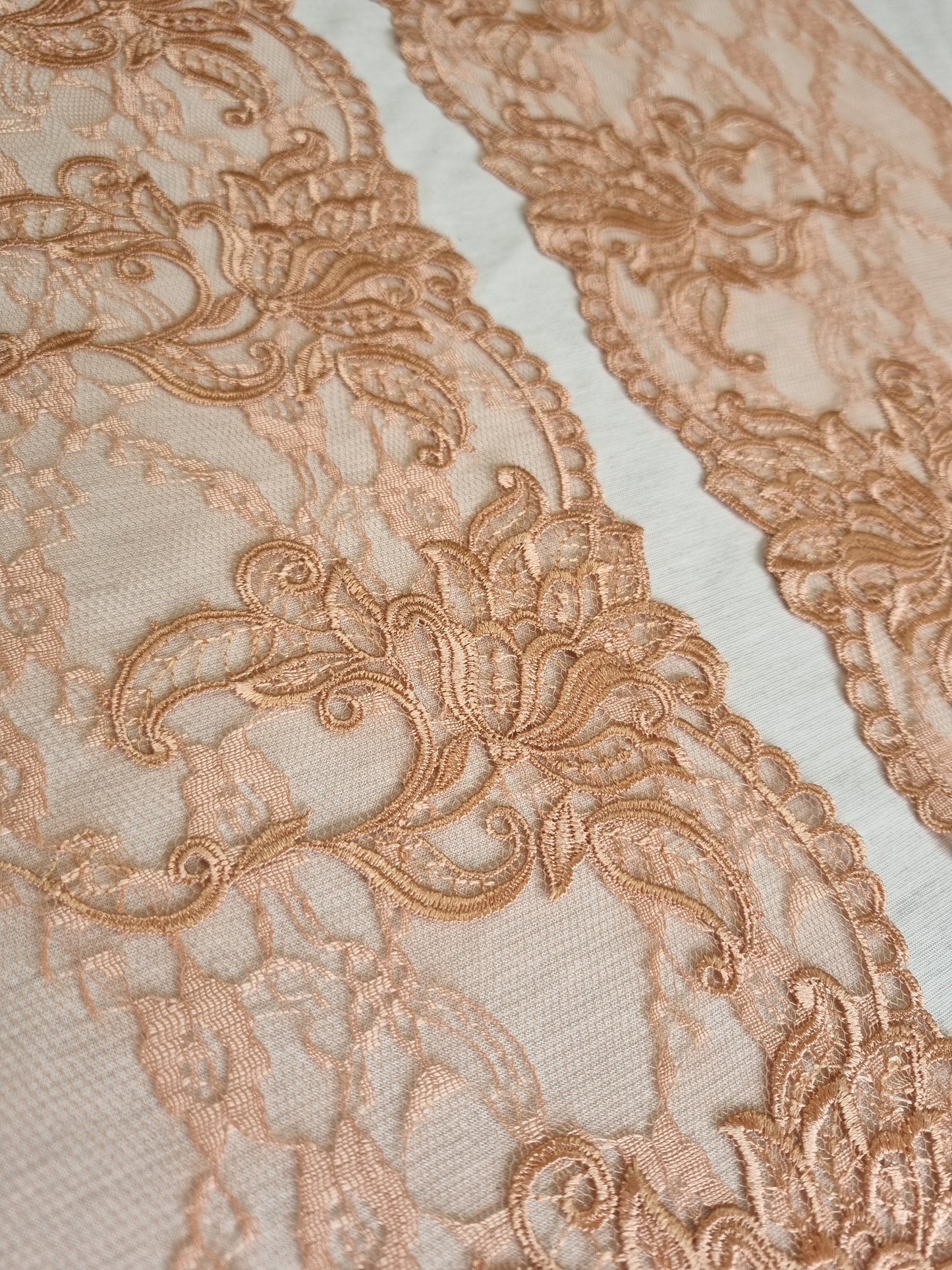 Latte kleurig bloemen tule met geborduurde bloemen