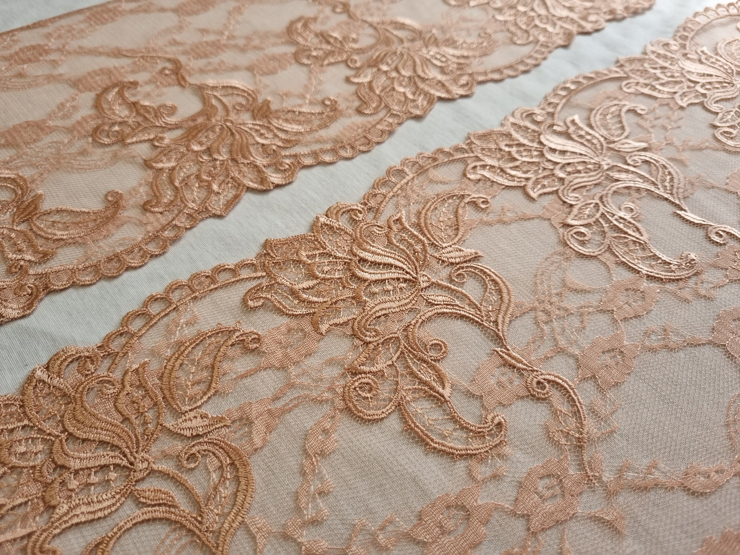 Latte kleurig bloemen tule met geborduurde bloemen