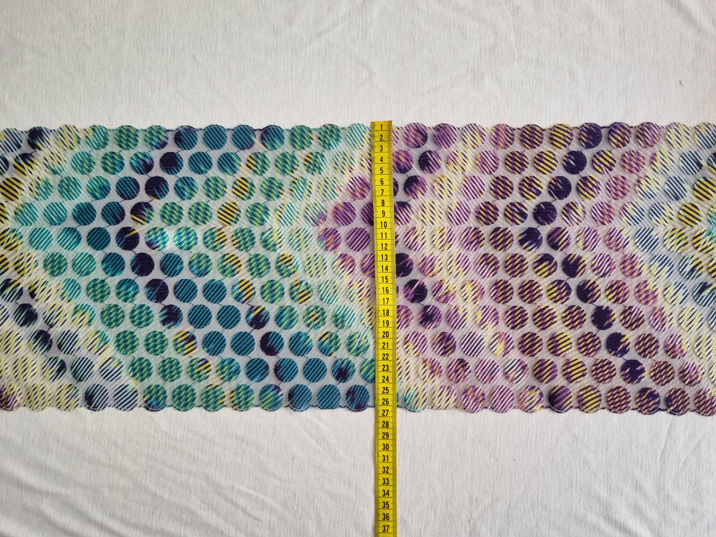 Tule kant in kleurrijke polka dot.