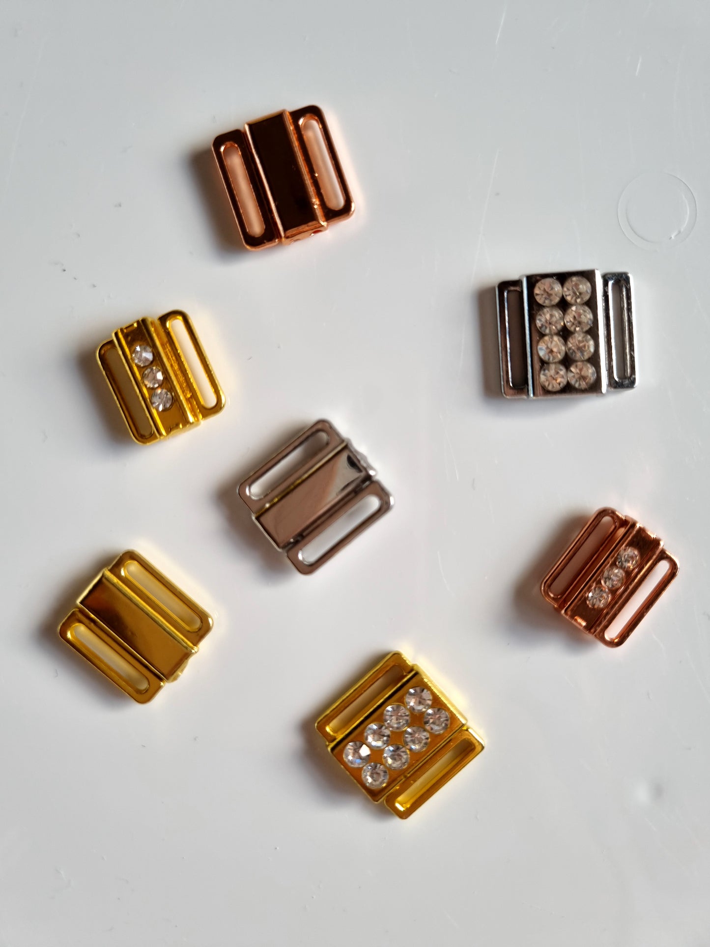 Metalen mini sluitingen met opening van 12mm hoog.