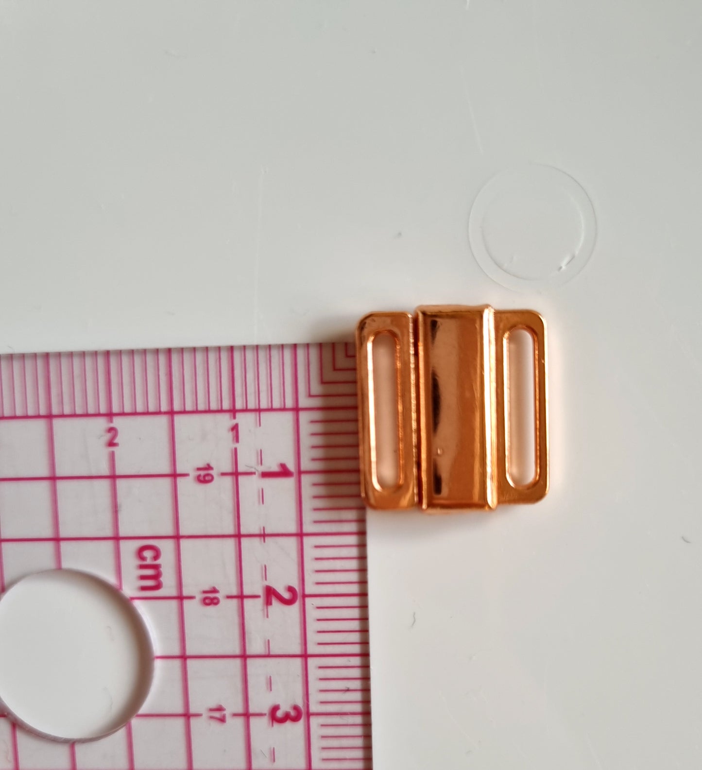 Metalen mini sluitingen met opening van 12mm hoog.