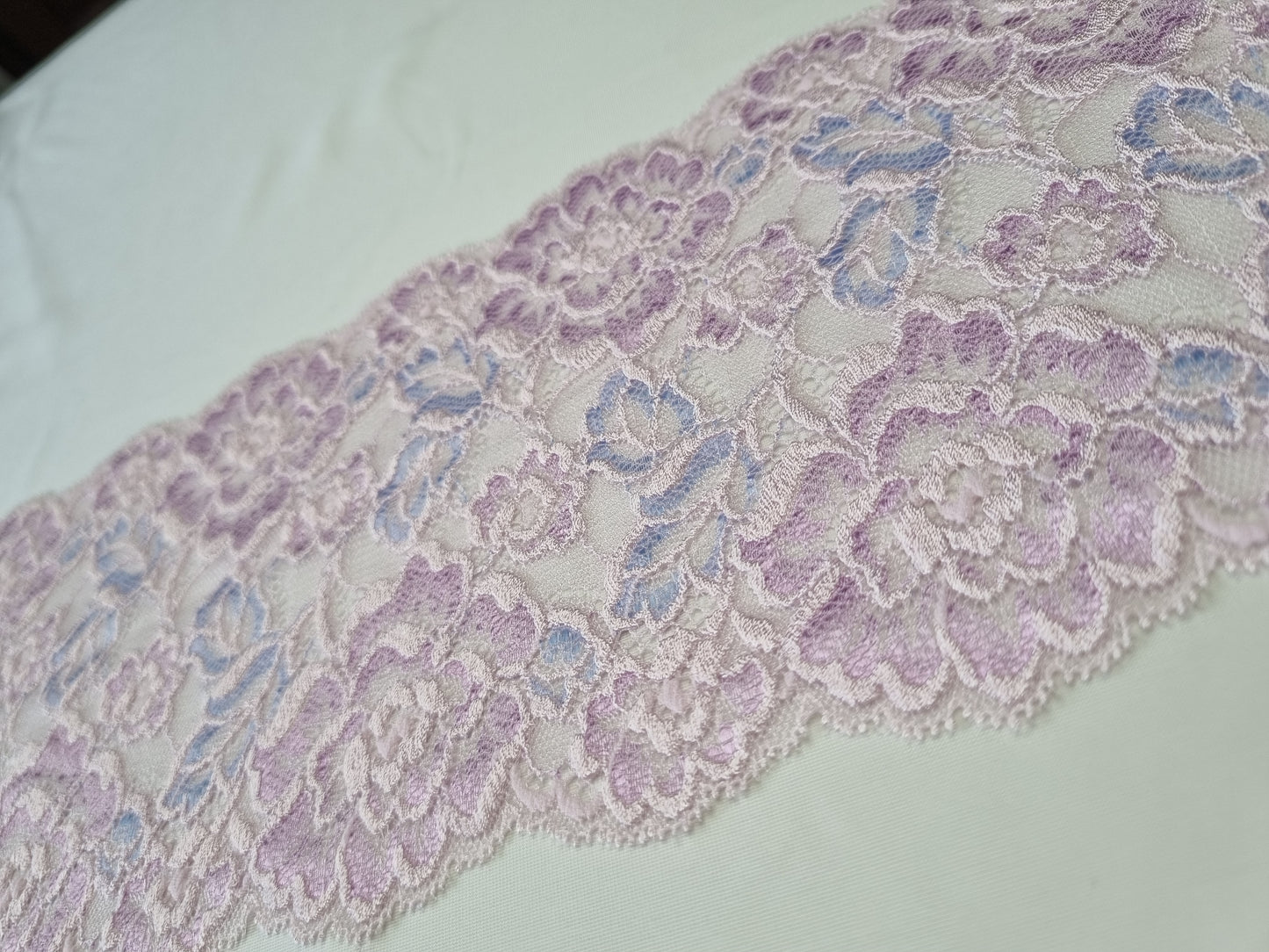 Gebreid stretch kant in pasteltinten