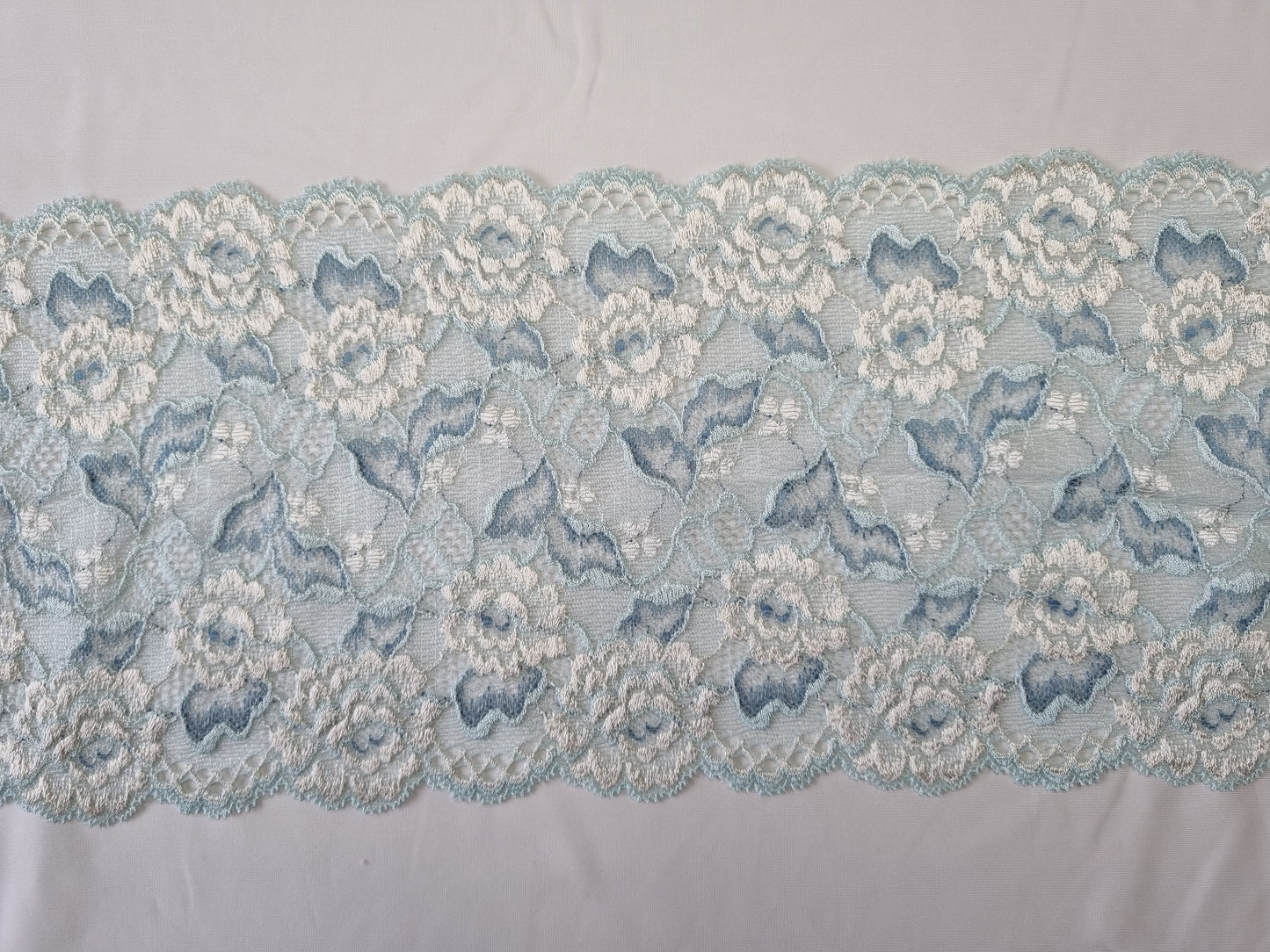 Gebreid stretch kant in pasteltinten lichtblauw