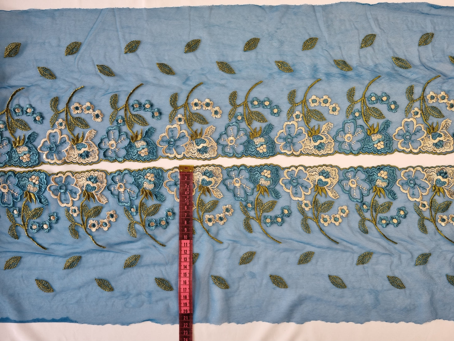 Petrol blauw tule kant met bloemenveld
