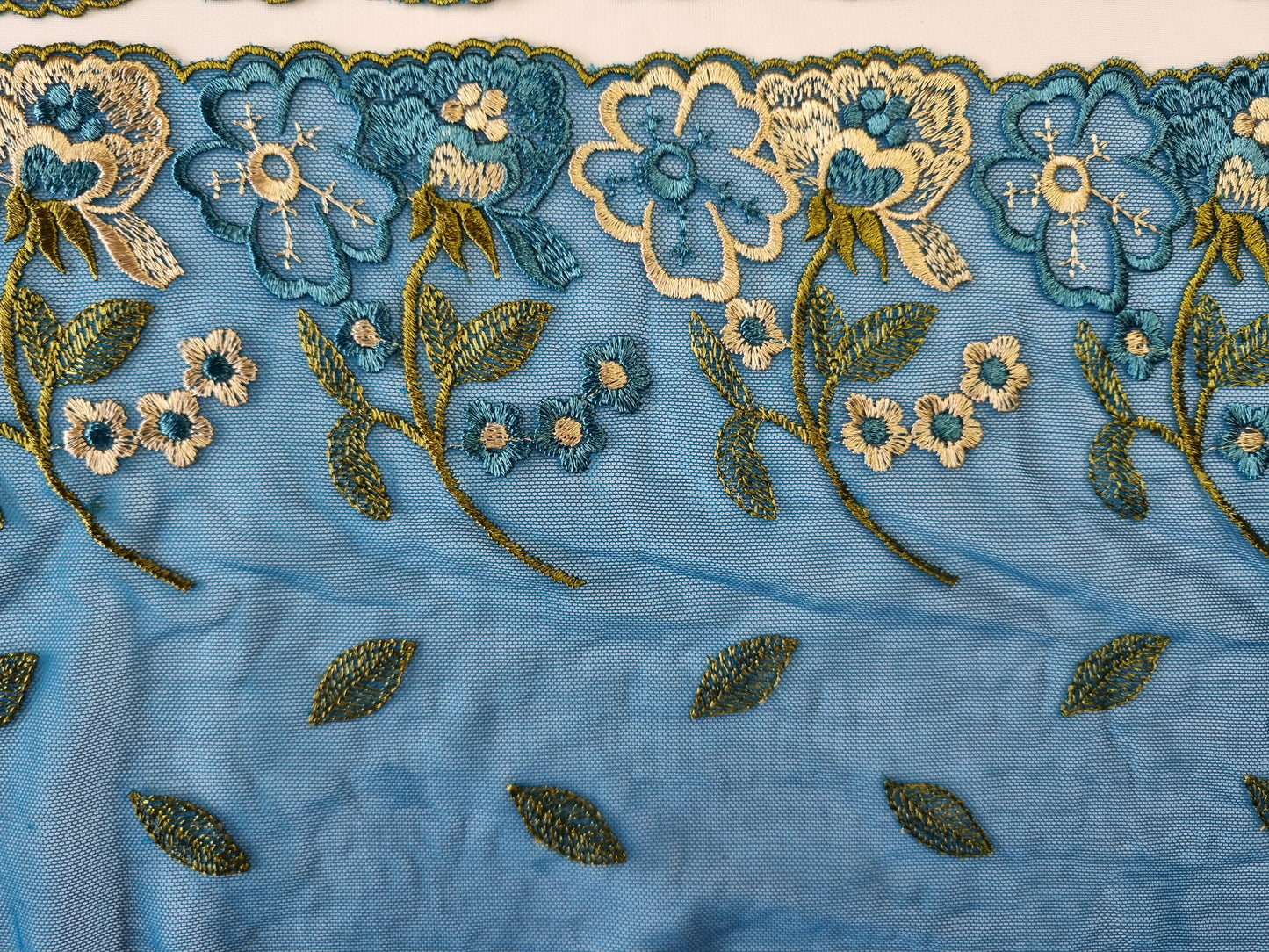 Petrol blauw tule kant met bloemenveld