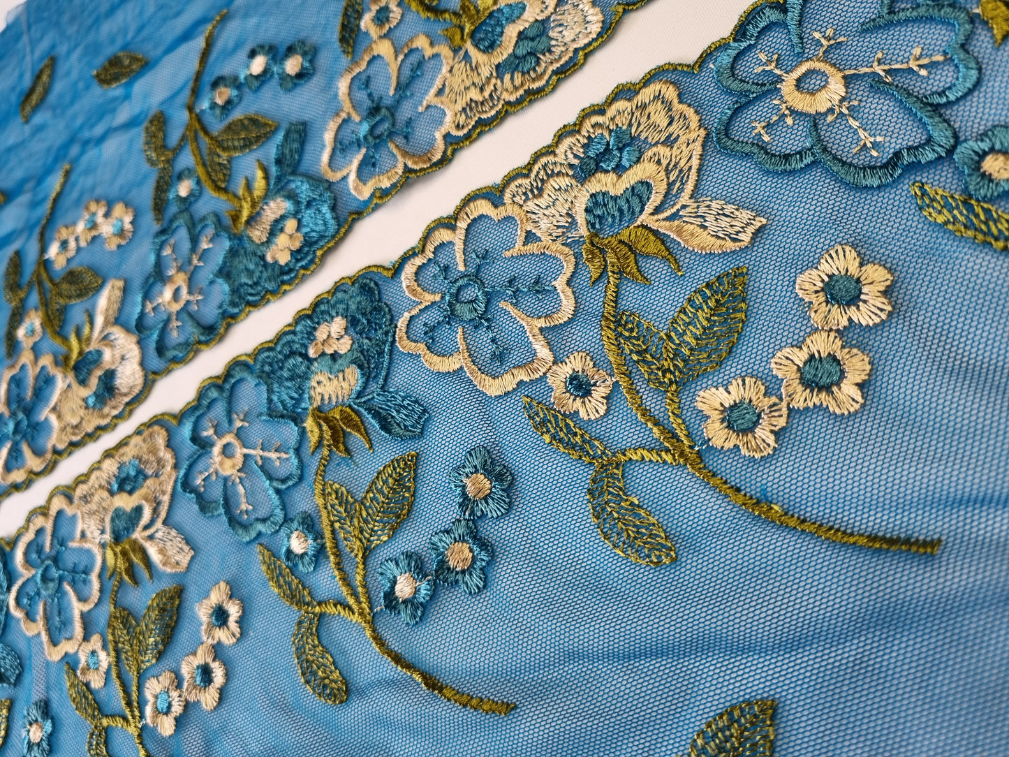 Petrol blauw tule kant met bloemenveld