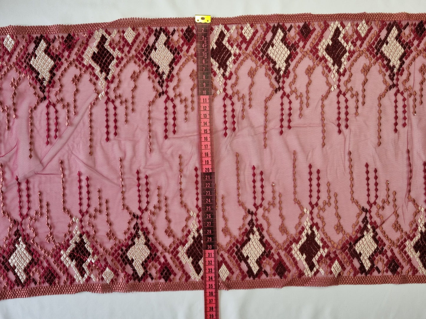 Stoer bordeaux rood, rekbaar tule kant met slangenprint borduursel.