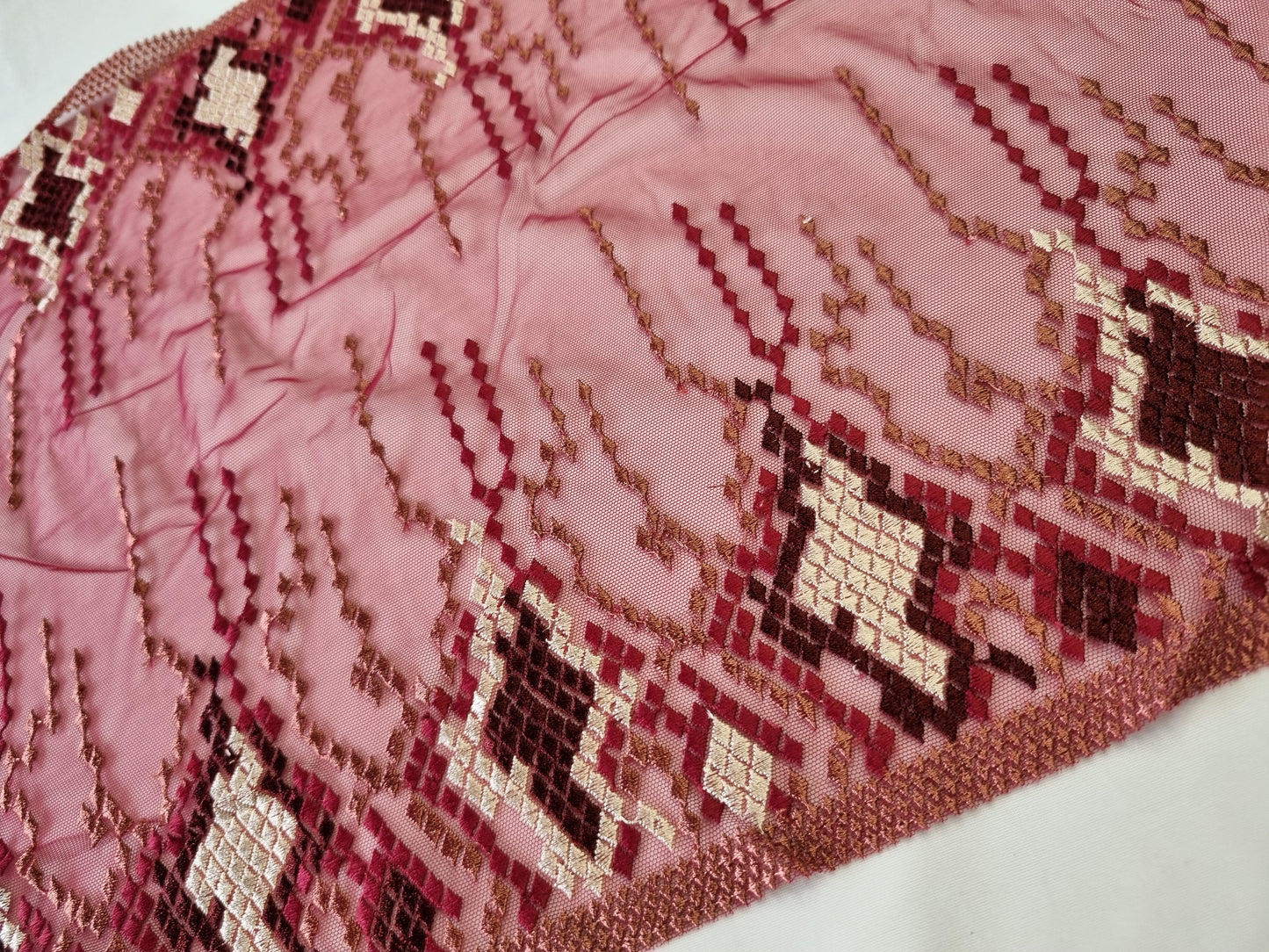 Stoer bordeaux rood, rekbaar tule kant met slangenprint borduursel.