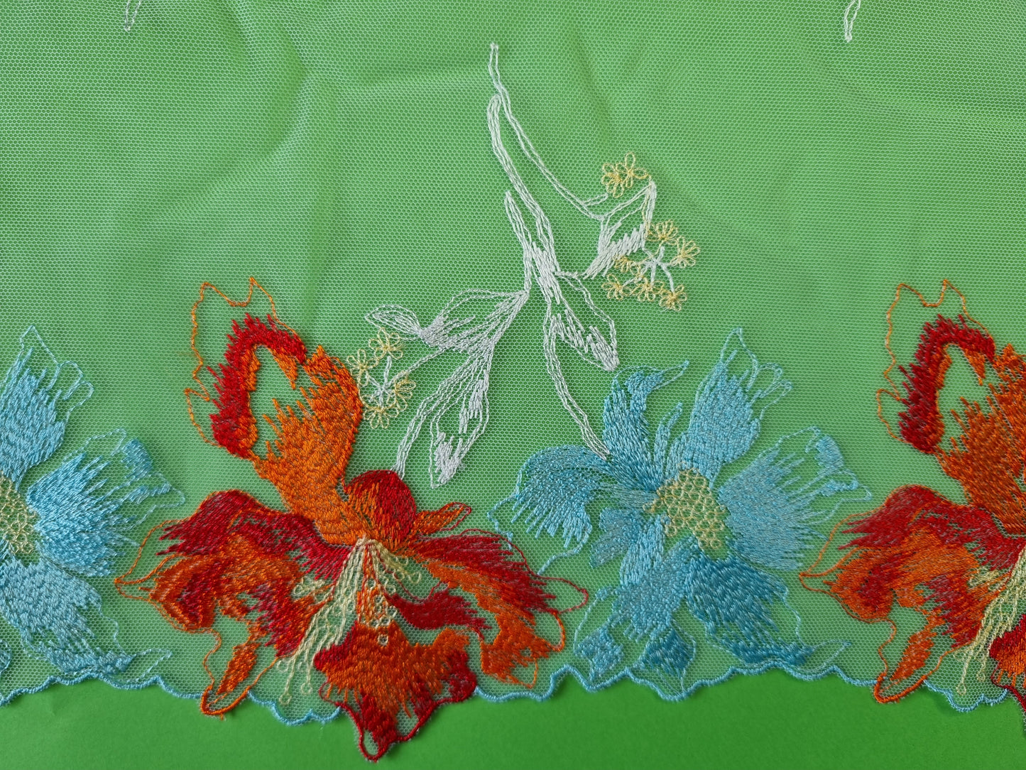 Wit tule kant met kleurrijk bloemen borduursel