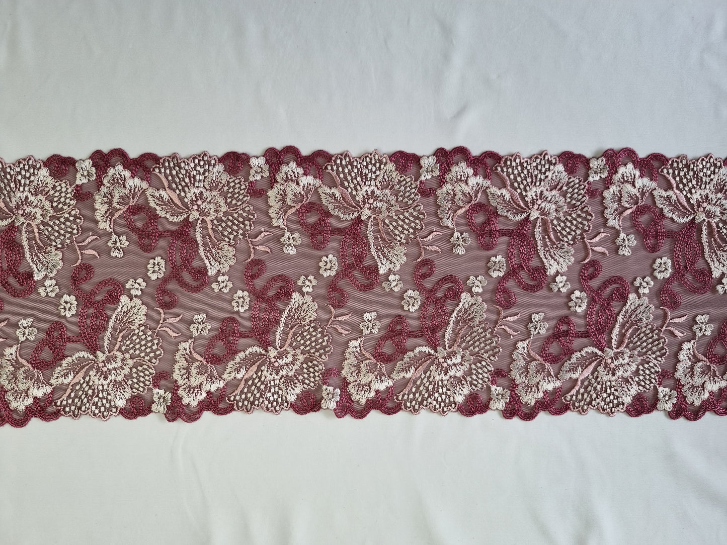 Prachtig bordeaux tule kant met bloemen borduursel met stretch
