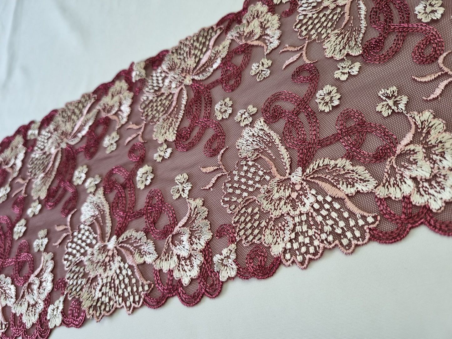 Prachtig bordeaux tule kant met bloemen borduursel met stretch