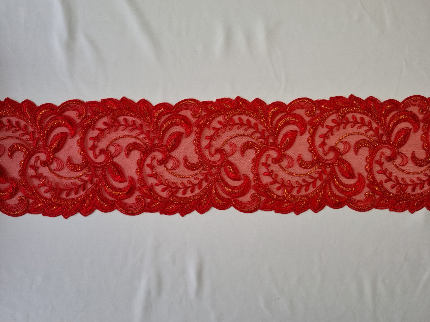 Kerstrood tule kant met barok borduursel met lurex gouddraad
