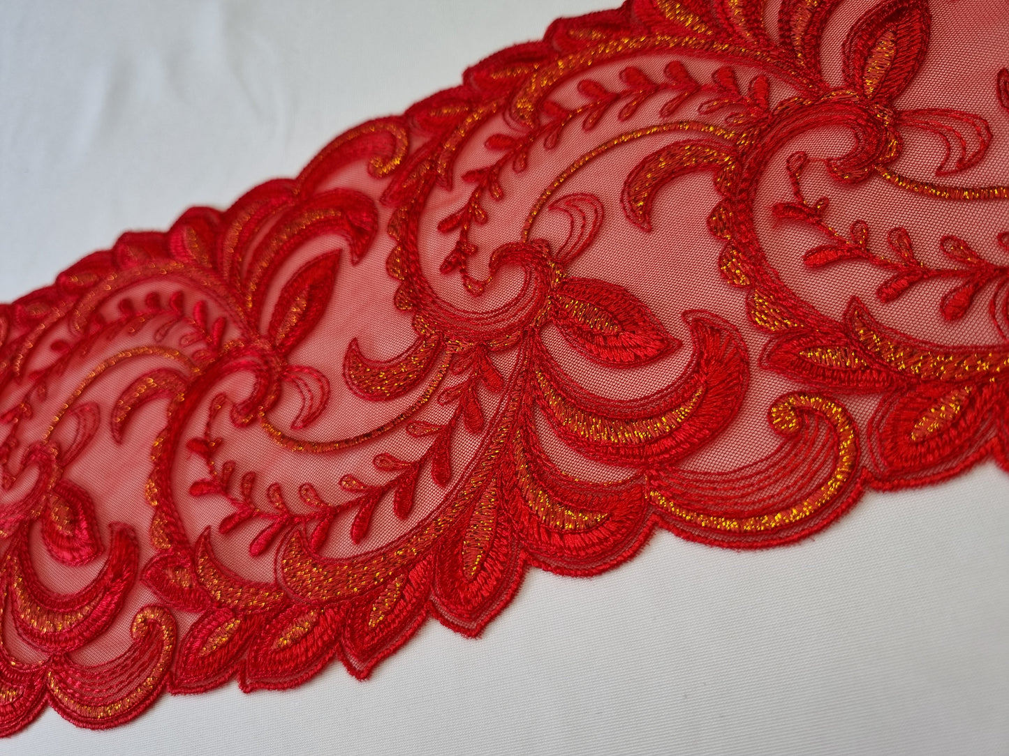 Kerstrood tule kant met barok borduursel met lurex gouddraad