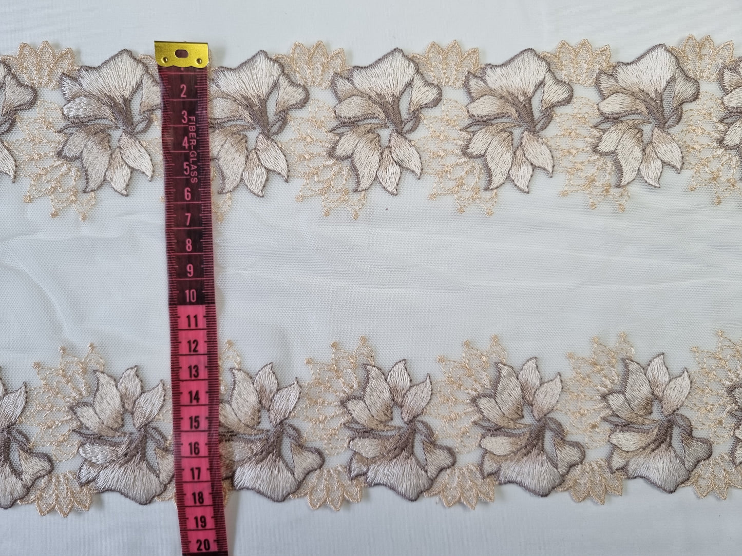 Wit tule kant met latte en bruin bloemen borduursel