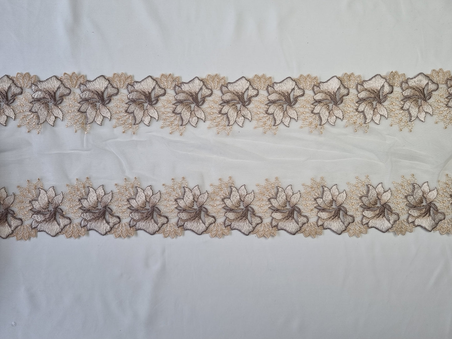 Wit tule kant met latte en bruin bloemen borduursel