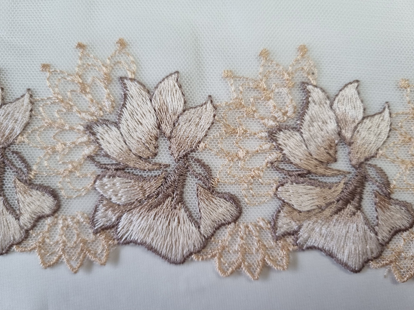 Wit tule kant met latte en bruin bloemen borduursel