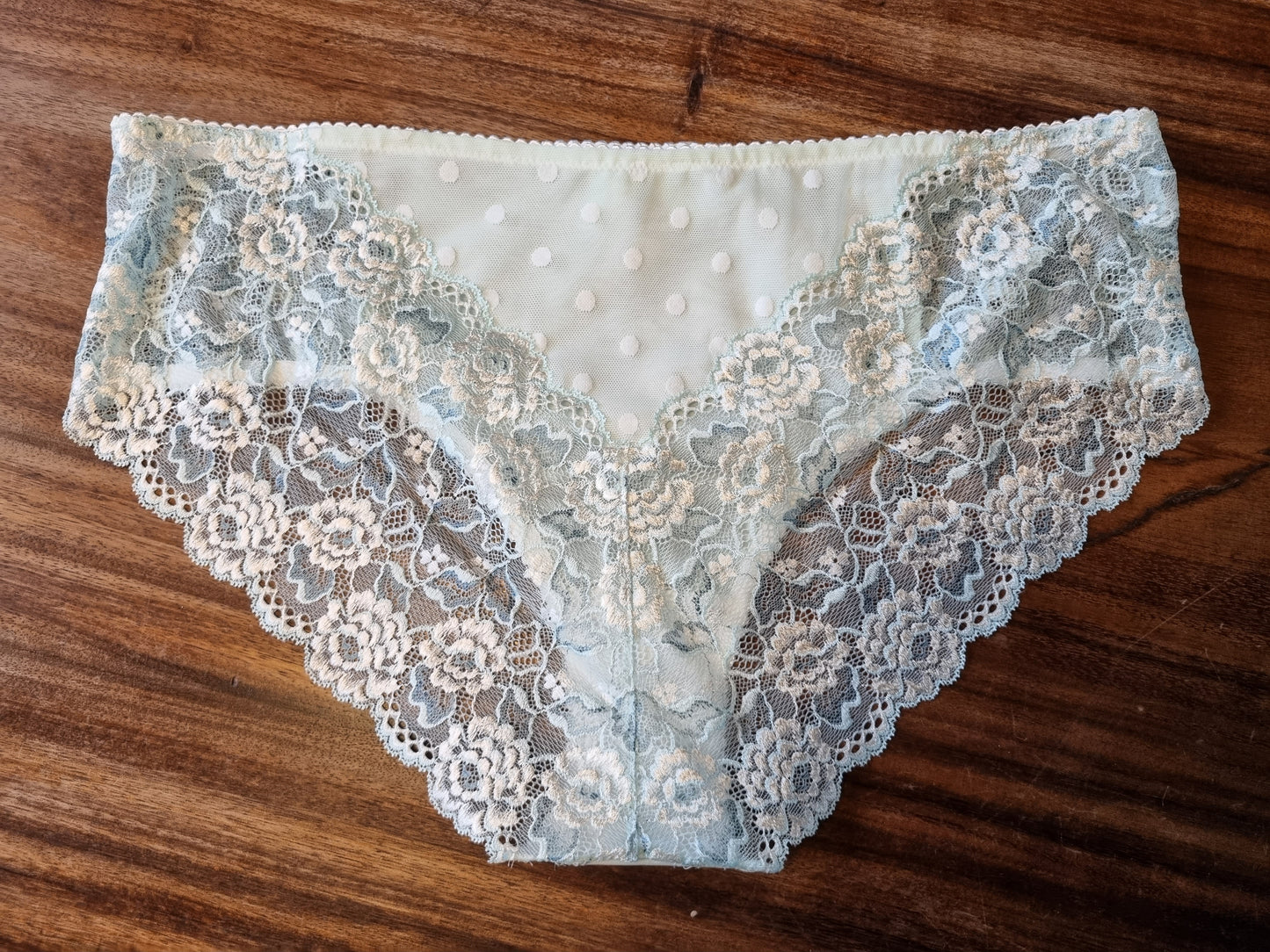 Gebreid stretch kant in pasteltinten lichtblauw