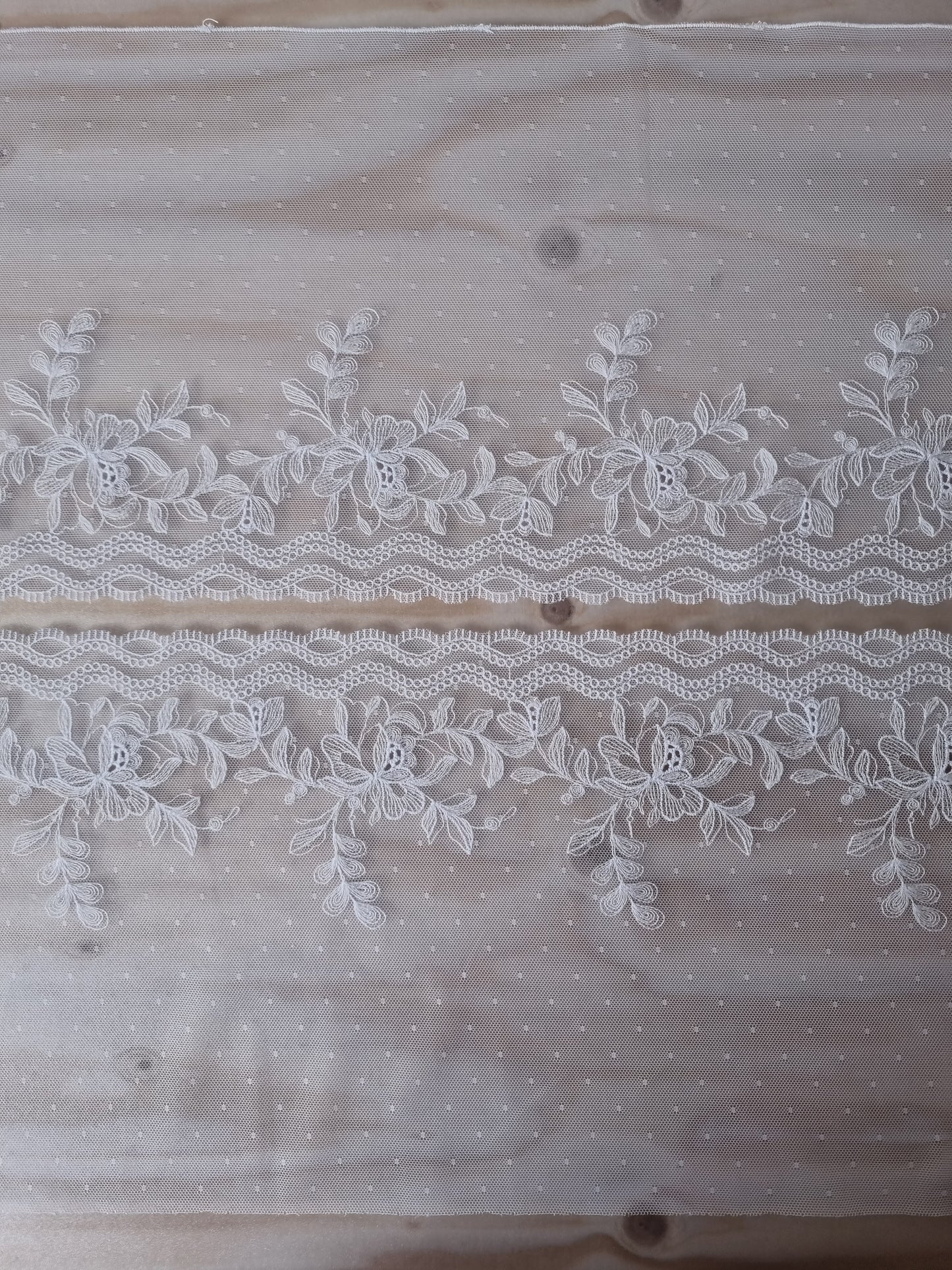 Lavendel grijs tule kant met bloemen borduursel