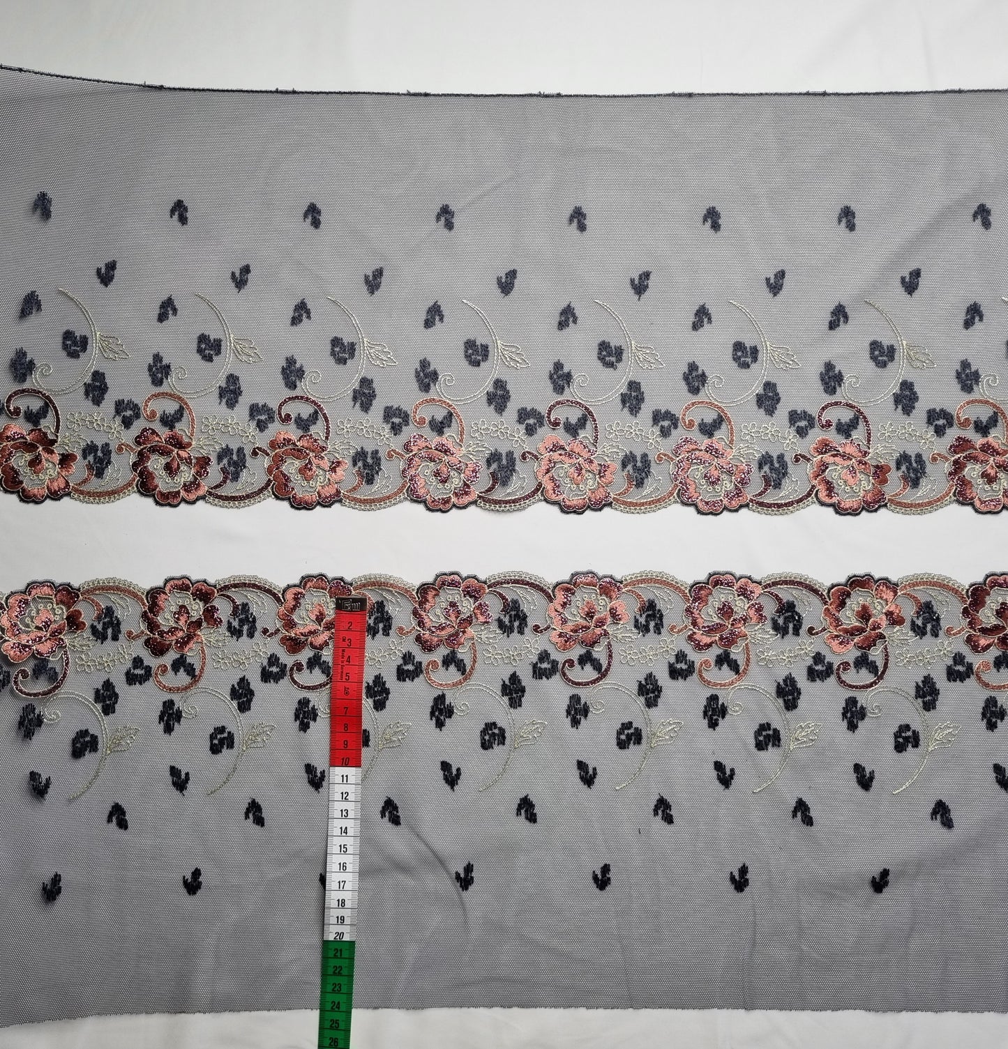 Zwart tule kant met rozen en panterprint borduursel