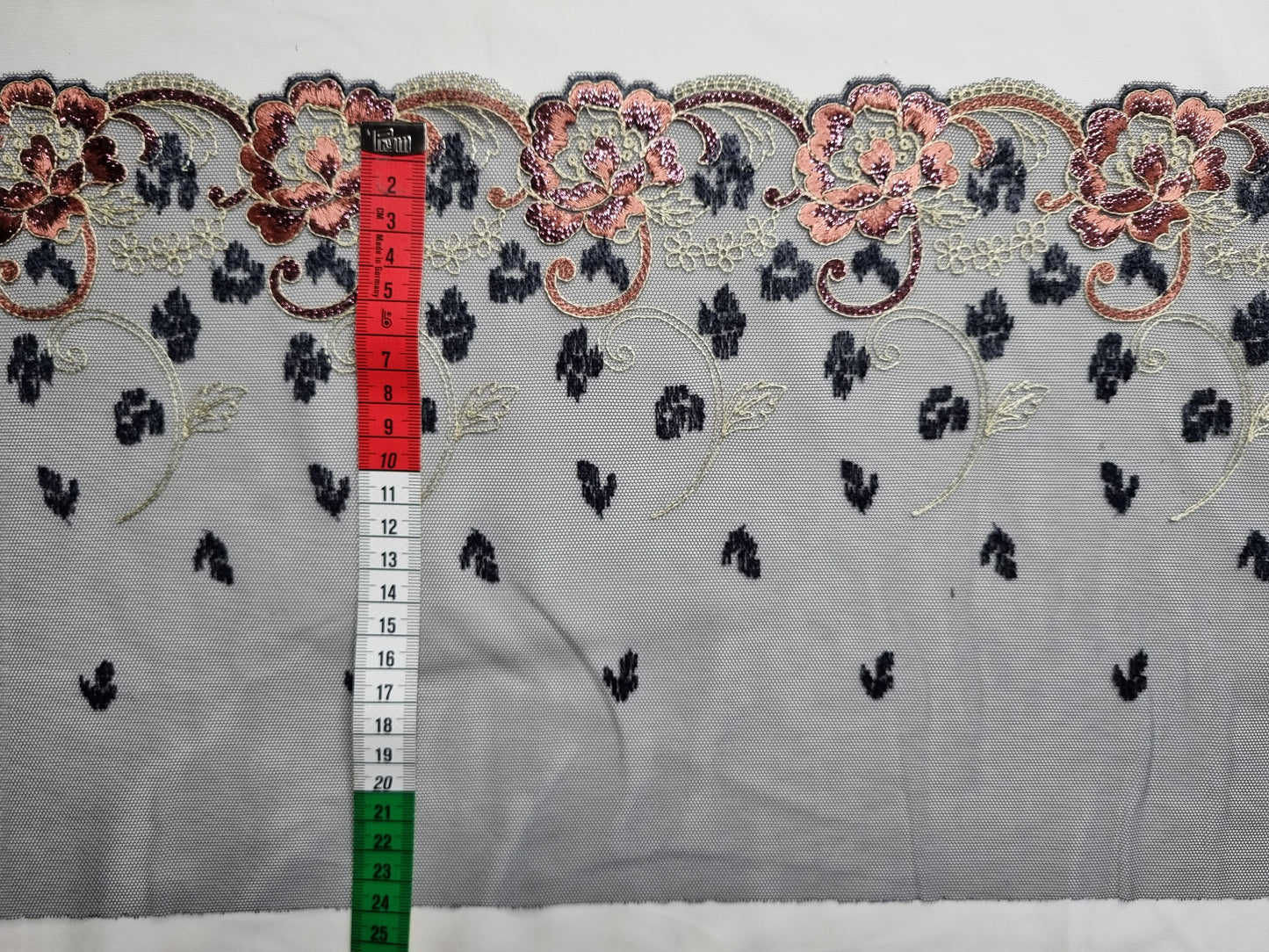 Zwart tule kant met rozen en panterprint borduursel