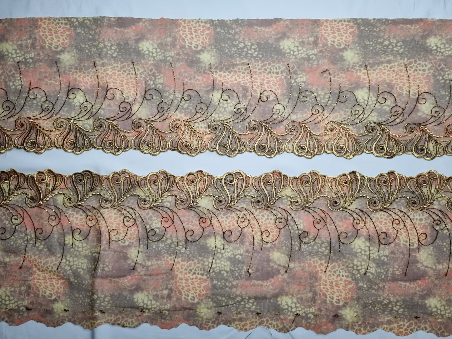 Tule kant met print en goudkleurig borduursel