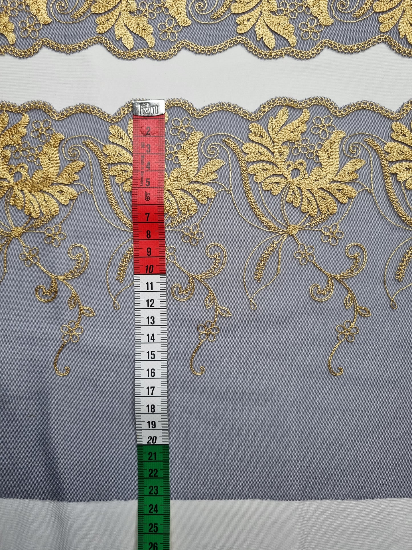 Blauw tule kant met geelgoud bloemen borduursel