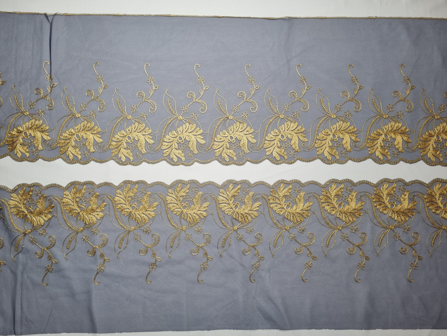 Blauw tule kant met geelgoud bloemen borduursel